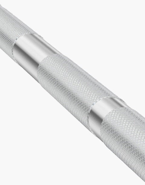 Close-up of the high-quality knurling on the SPARTAN100 barbell.